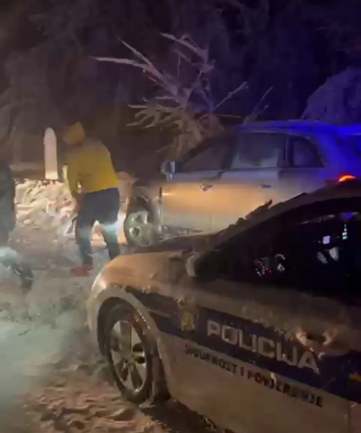 FOTO: Kolaps na Krndiji - Snijeg ’zarobio’ kamione, padala i stabla