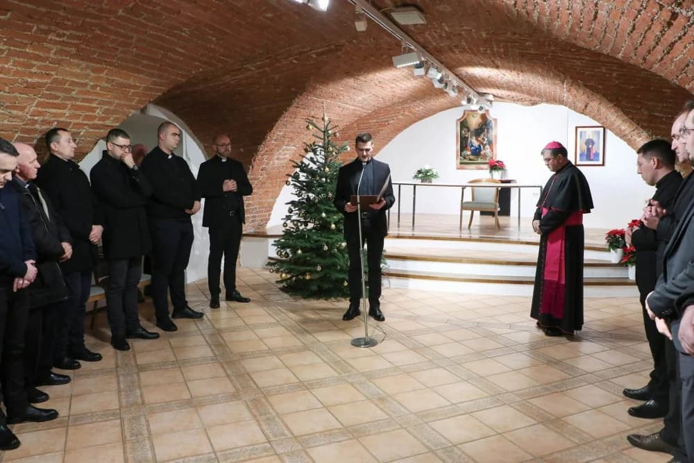 Božićna čestitka požeškog biskupa i svećenika papi Franji