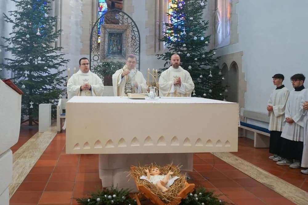 Biskup Ivo na blagdan Svete Obitelji krstio petero djece u Voćinu
