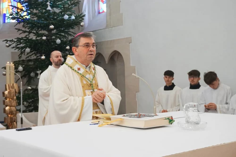 Biskup Ivo na blagdan Svete Obitelji krstio petero djece u Voćinu