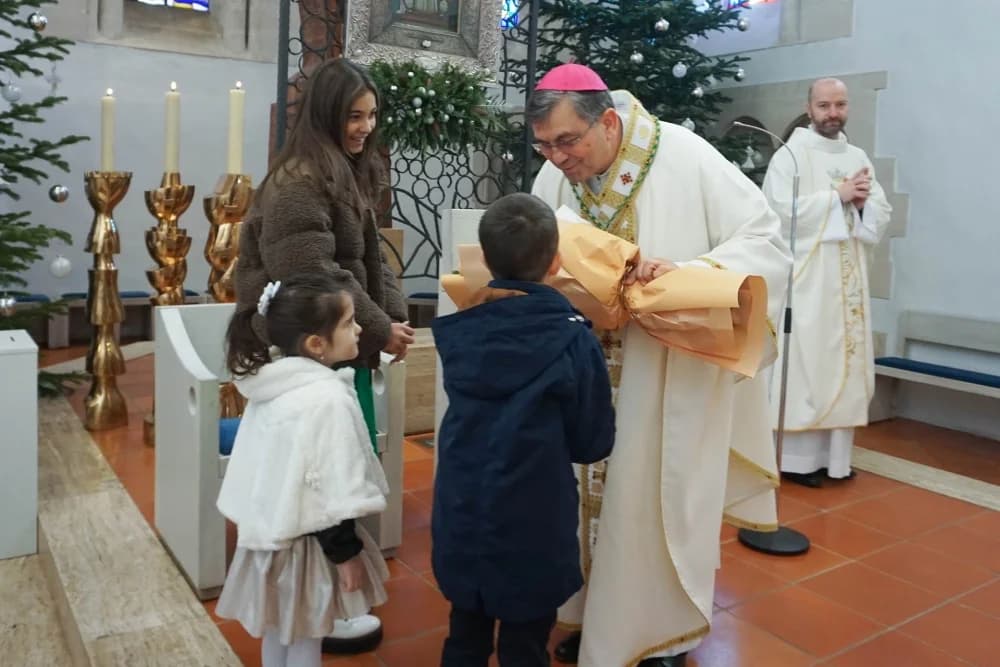 Biskup Ivo na blagdan Svete Obitelji krstio petero djece u Voćinu