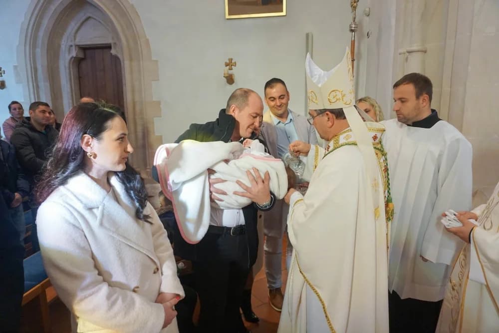 Biskup Ivo na blagdan Svete Obitelji krstio petero djece u Voćinu