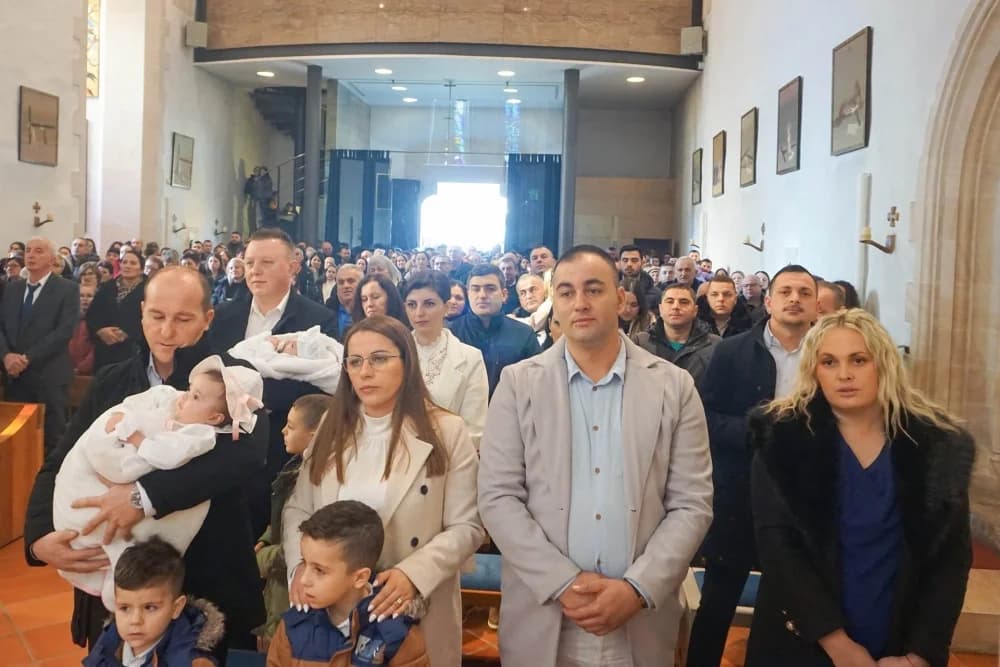 Biskup Ivo na blagdan Svete Obitelji krstio petero djece u Voćinu