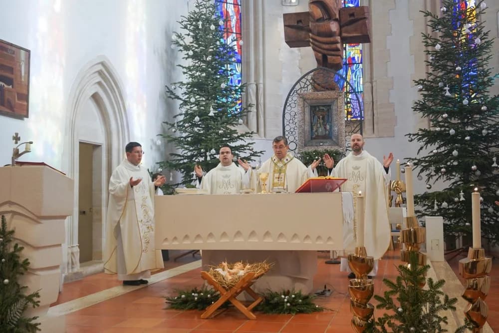 Biskup Ivo na blagdan Svete Obitelji krstio petero djece u Voćinu