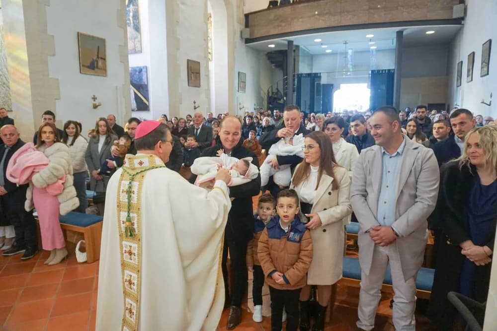Biskup Ivo na blagdan Svete Obitelji krstio petero djece u Voćinu