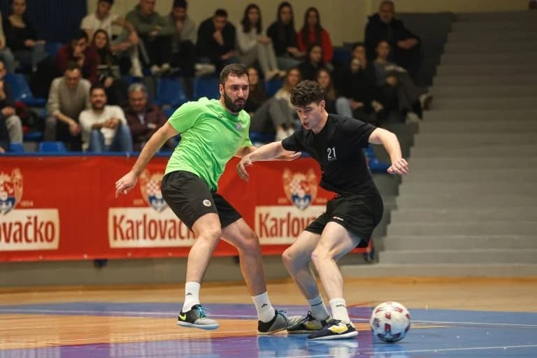 BOŽIĆNI TURNIR: Gile, Maru, Castrum i Fitness Play osigurali četvrtfinale Slavonske kutije