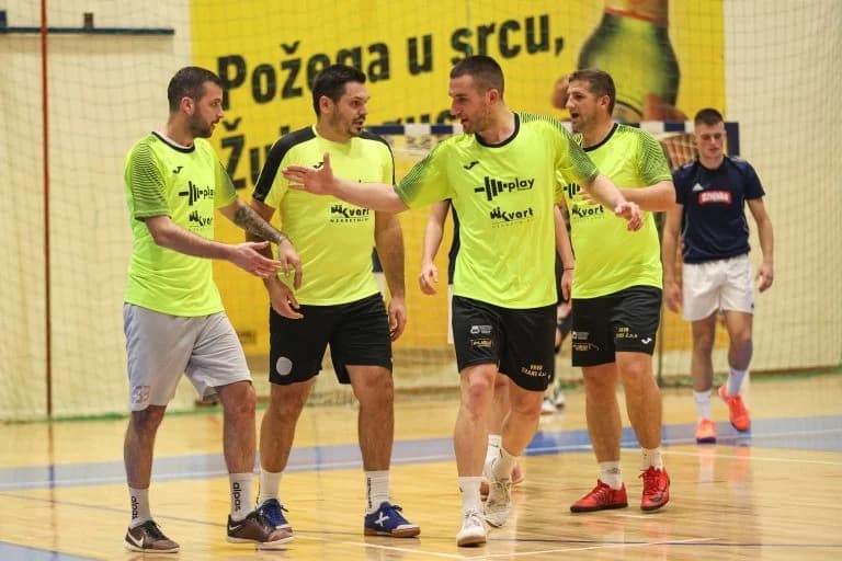BOŽIĆNI TURNIR: Gile, Maru, Castrum i Fitness Play osigurali četvrtfinale Slavonske kutije