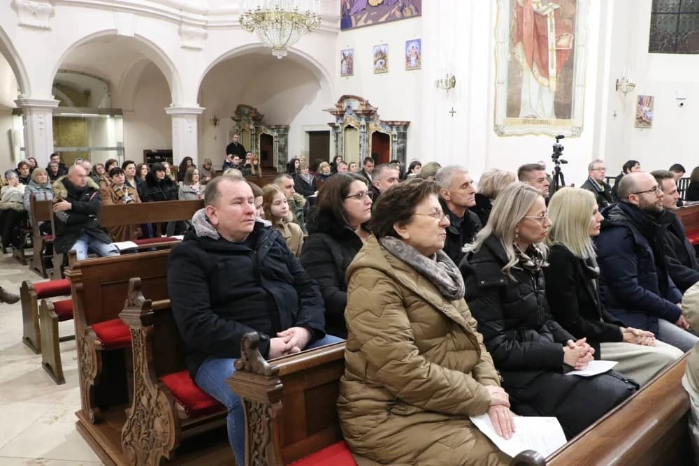 U subotu održan Božićni koncert osječkog Hrvatskog narodnog kazališta u požeškoj Katedrali