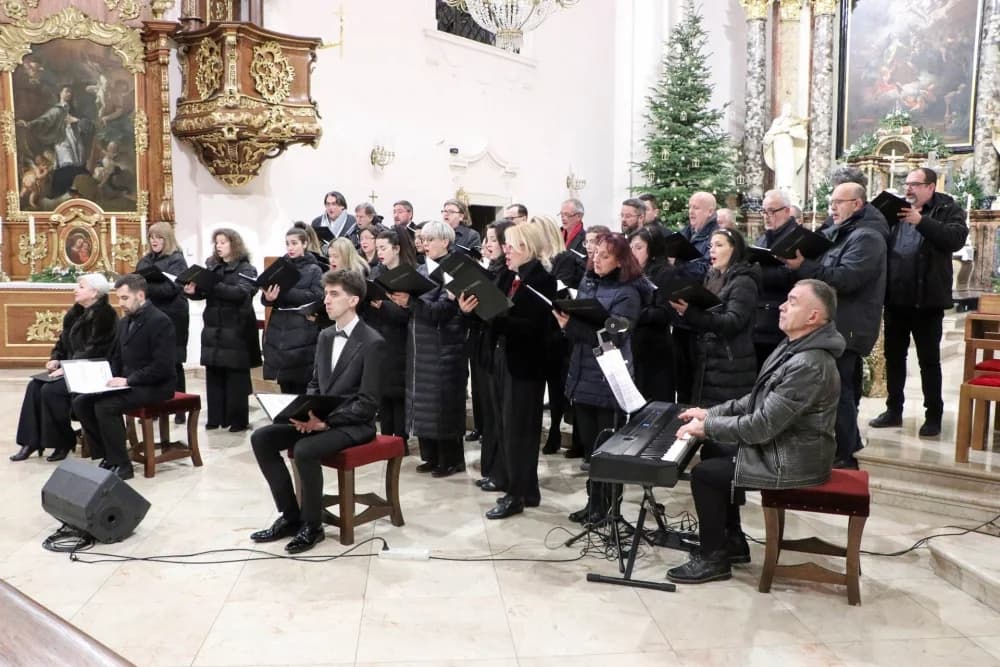U subotu održan Božićni koncert osječkog Hrvatskog narodnog kazališta u požeškoj Katedrali