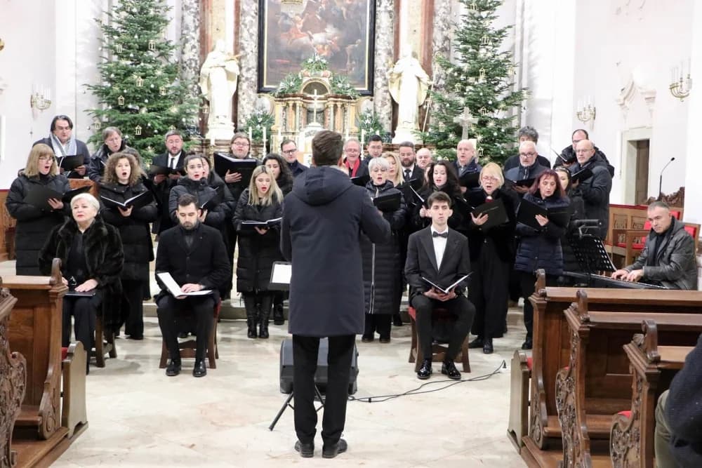U subotu održan Božićni koncert osječkog Hrvatskog narodnog kazališta u požeškoj Katedrali