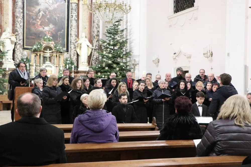 U subotu održan Božićni koncert osječkog Hrvatskog narodnog kazališta u požeškoj Katedrali