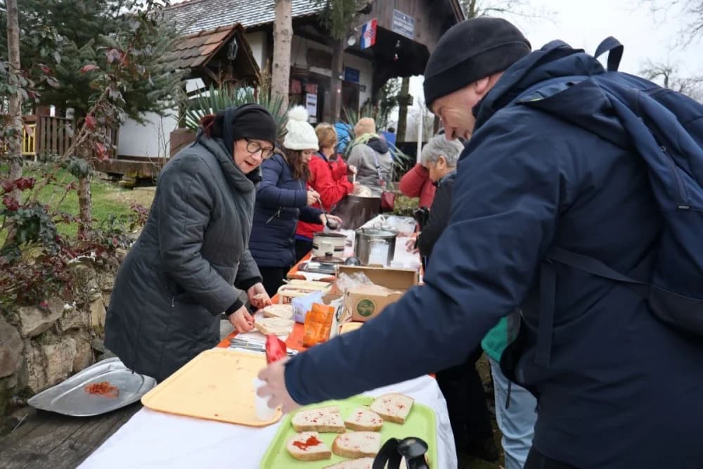 Zimska čarolija na Kapavcu: Tradicionalni pohod okupio planinare iz cijele Hrvatske