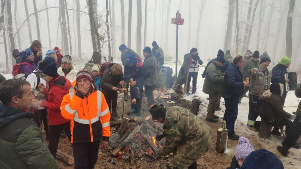 Zimska čarolija na Kapavcu: Tradicionalni pohod okupio planinare iz cijele Hrvatske