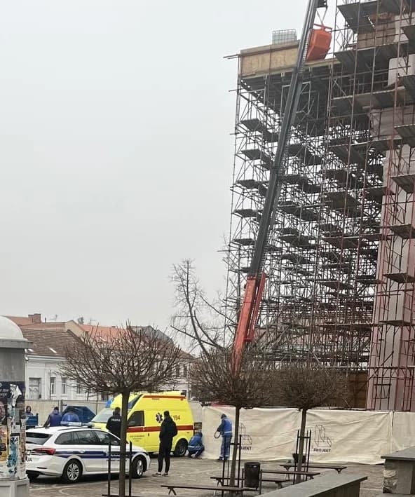 Policija: Prilikom izvođenja građevinskih radova na neutvrđeni način pao sa skele i smrtno stradao