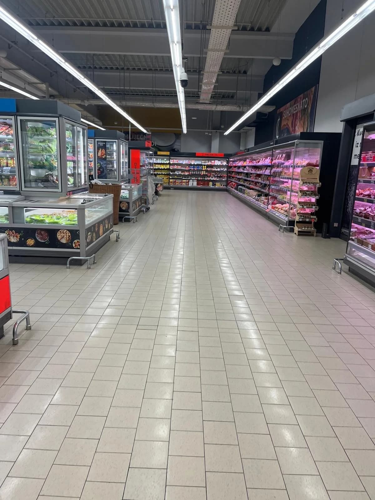 Bojkot trgovina: Donosimo fotografije iz jednog trgovačkog centra u Požegi