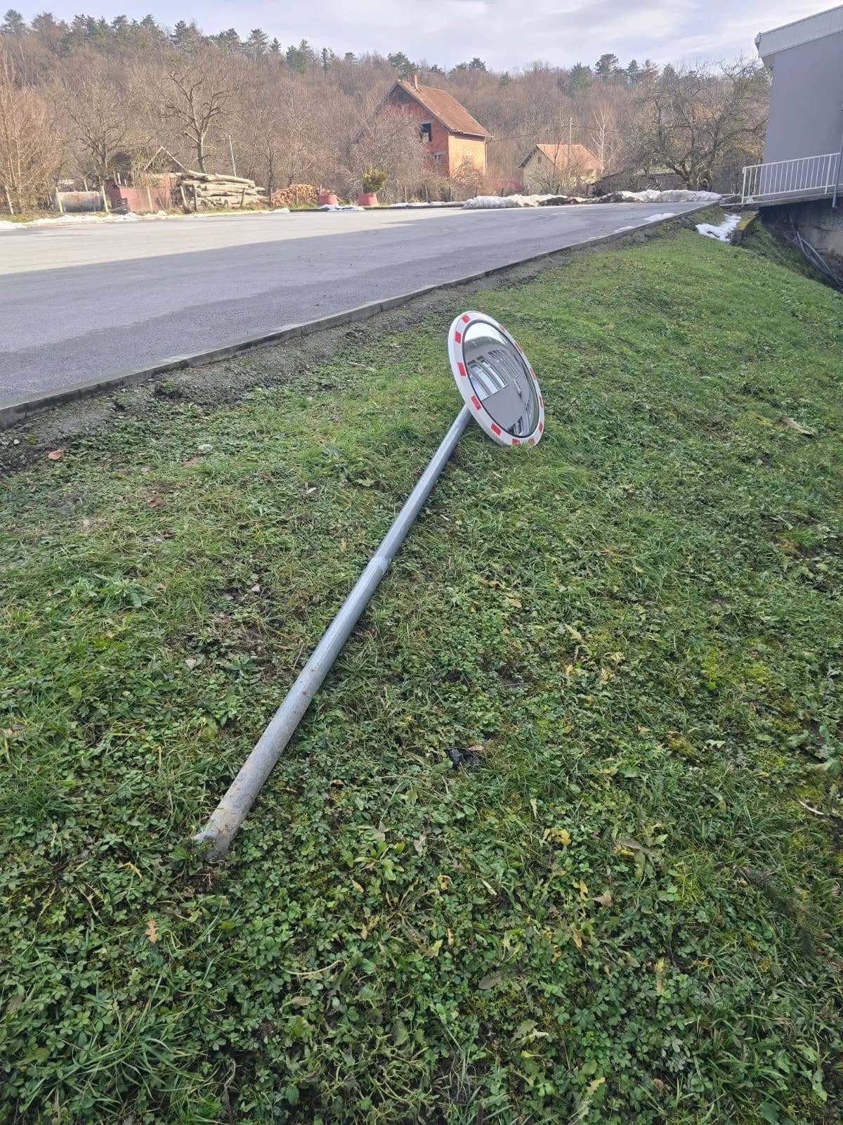 Velika: Vandali uništavaju sve pred sobom