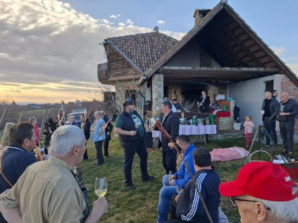 Proslava Vincelova u vinogradu obitelji Sontacchi u Venju i prvi vincilir u kratkim rukavima
