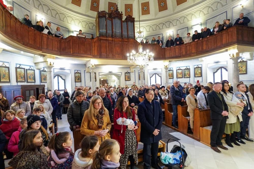 Krštenje petog djeteta roditelja Jambrović i Rais u daruvarskoj Župi Presvetog Trojstva
