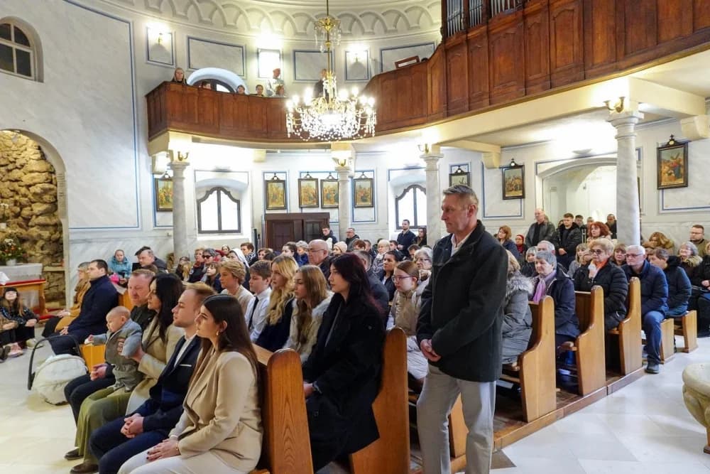 Krštenje petog djeteta roditelja Jambrović i Rais u daruvarskoj Župi Presvetog Trojstva