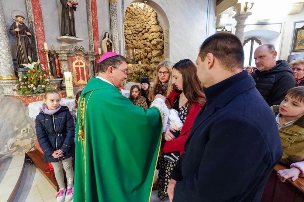 Krštenje petog djeteta roditelja Jambrović i Rais u daruvarskoj Župi Presvetog Trojstva