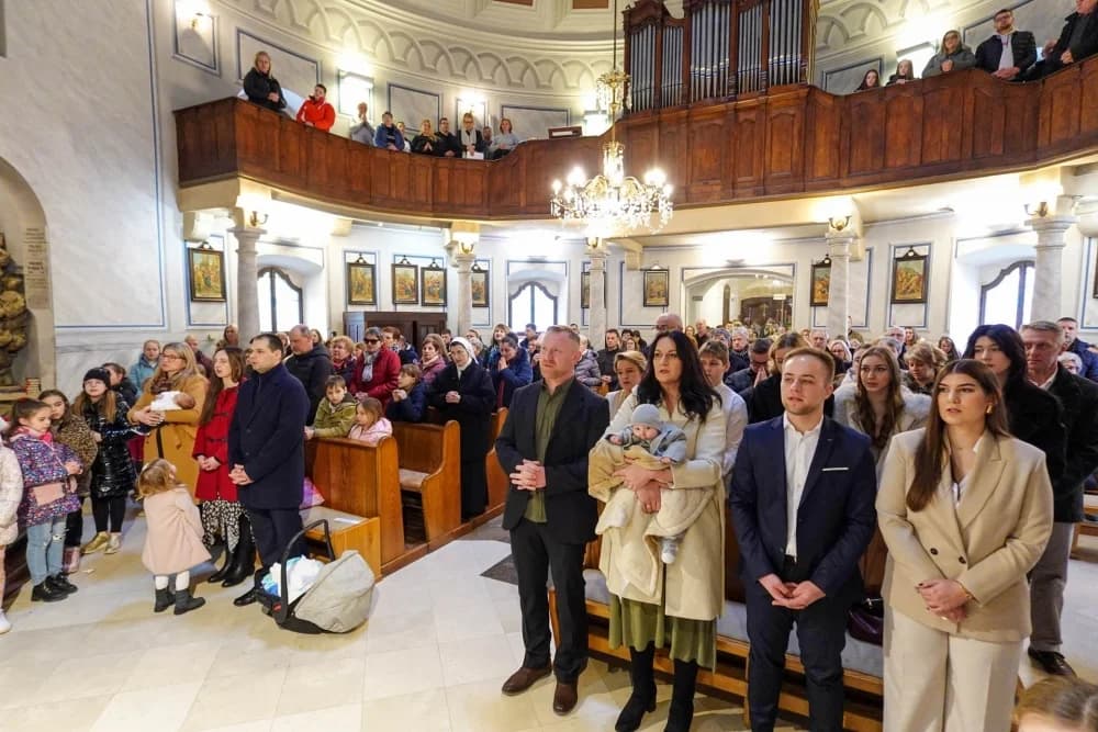 Krštenje petog djeteta roditelja Jambrović i Rais u daruvarskoj Župi Presvetog Trojstva
