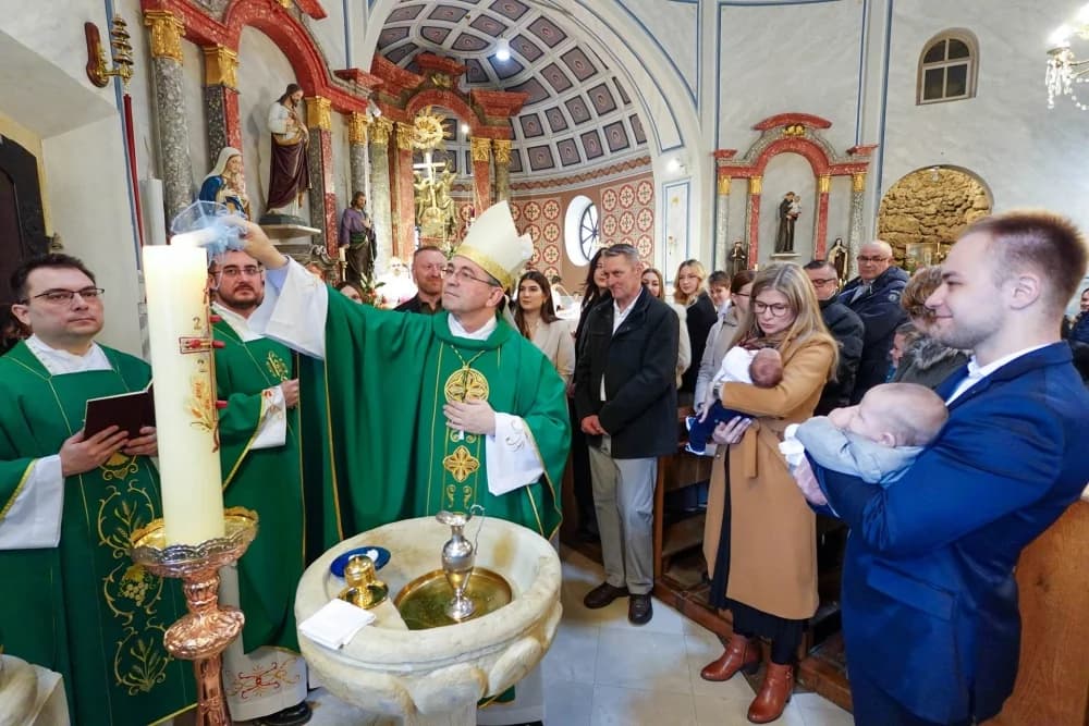 Krštenje petog djeteta roditelja Jambrović i Rais u daruvarskoj Župi Presvetog Trojstva