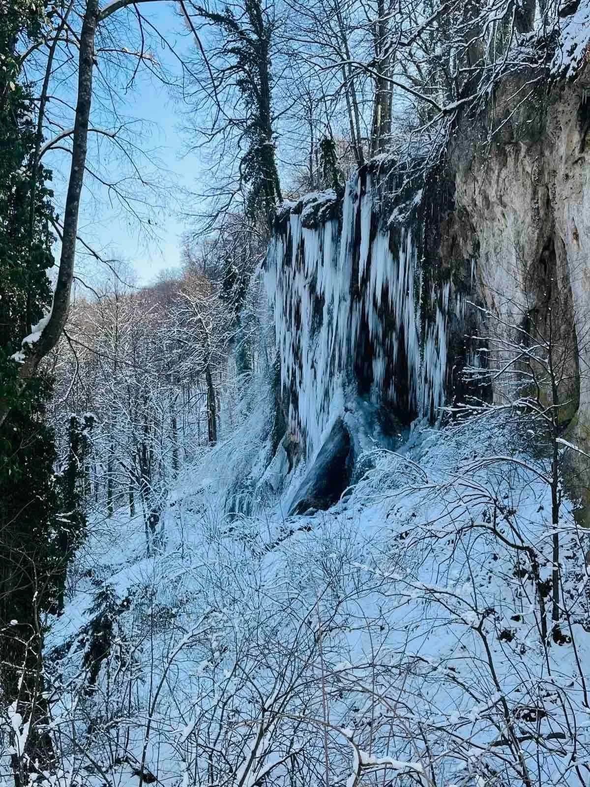 Čarolija zime: Zaleđeni slap na Jankovcu postao ’ledena skulptura’