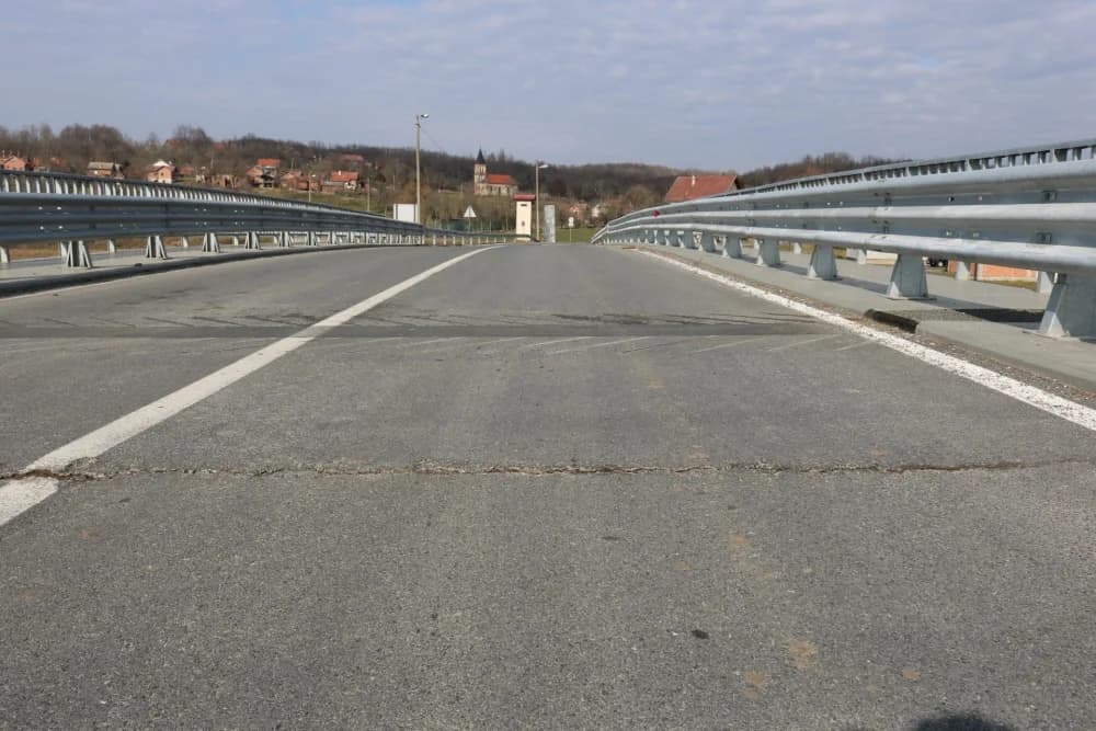 Pakrac: Nova regulacija glavne ceste i propadanje asfalta kod mosta u Kusonjama