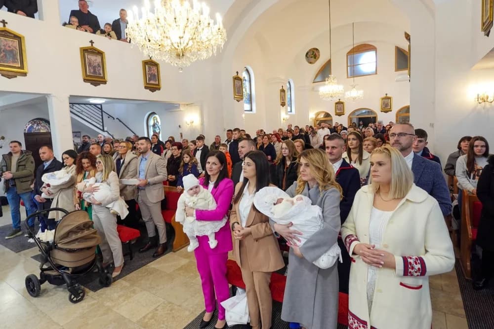 Biskup Martinović krstio četvero djece u Župi Brodski Stupnik