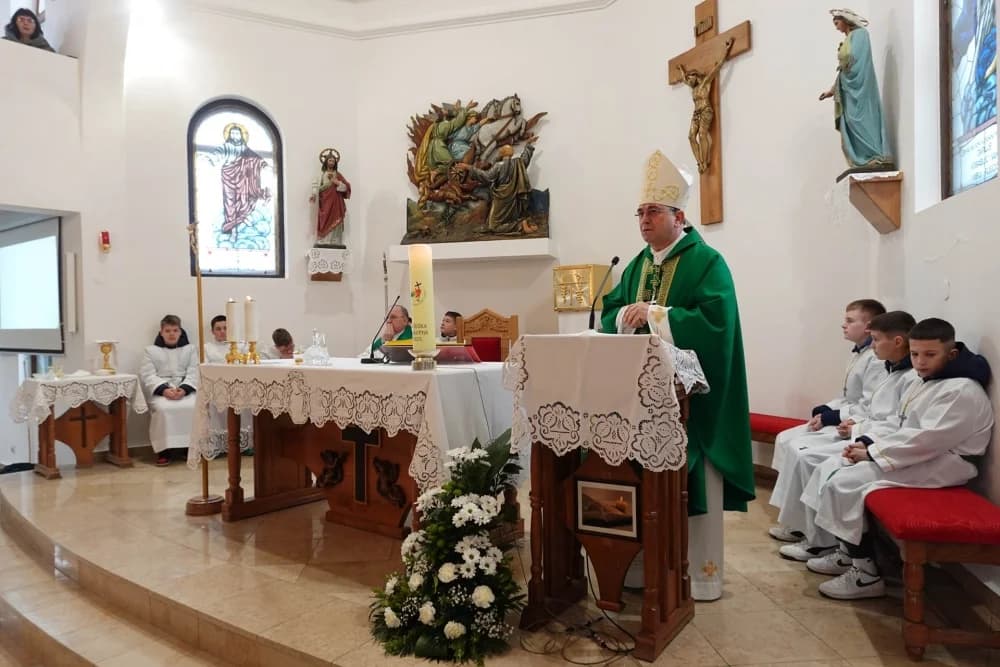 Biskup Martinović krstio četvero djece u Župi Brodski Stupnik