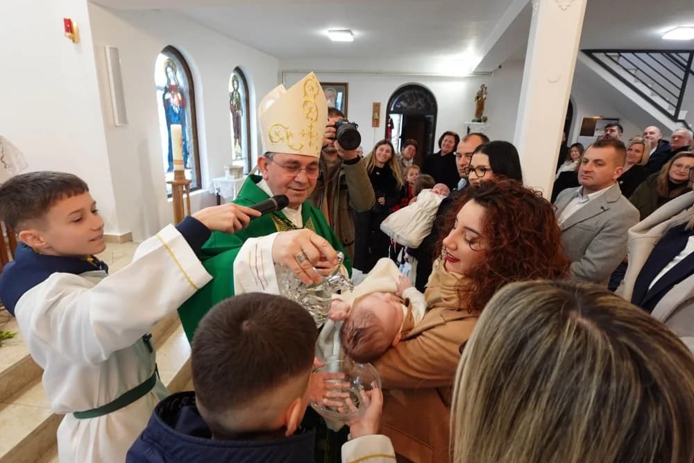 Biskup Martinović krstio četvero djece u Župi Brodski Stupnik