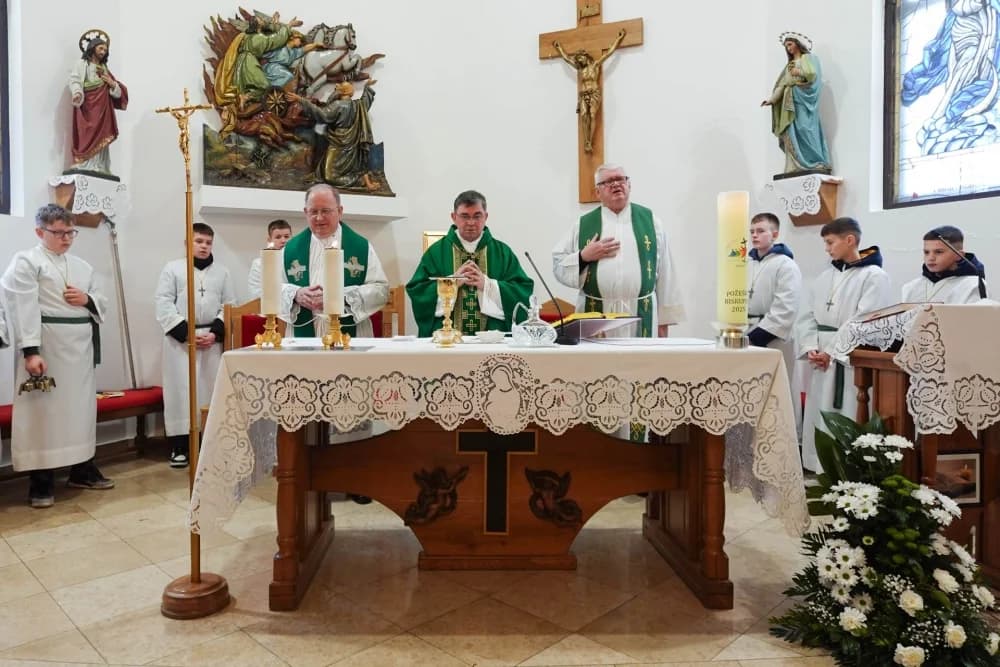 Biskup Martinović krstio četvero djece u Župi Brodski Stupnik