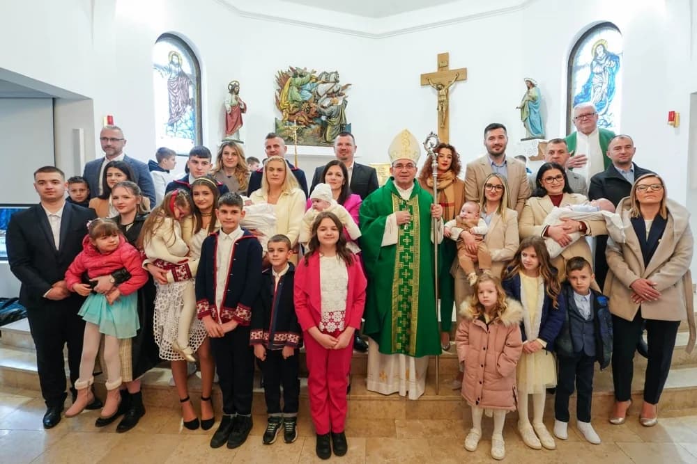 Biskup Martinović krstio četvero djece u Župi Brodski Stupnik