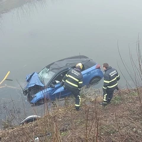 Nesvakidašnji prizor kraj Slavonskog Broda: Autom probio ogradu i sletio u kanal. ’Vozača su našli u kući’