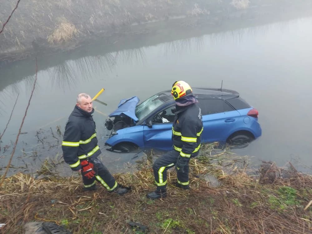 Nesvakidašnji prizor kraj Slavonskog Broda: Autom probio ogradu i sletio u kanal. ’Vozača su našli u kući’