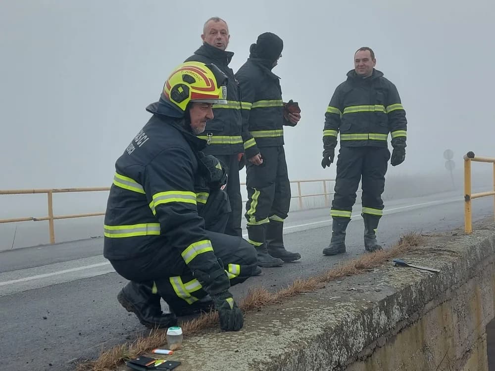 Nesvakidašnji prizor kraj Slavonskog Broda: Autom probio ogradu i sletio u kanal. ’Vozača su našli u kući’