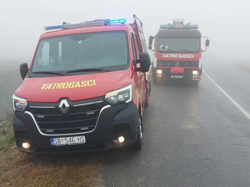 Nesvakidašnji prizor kraj Slavonskog Broda: Autom probio ogradu i sletio u kanal. ’Vozača su našli u kući’