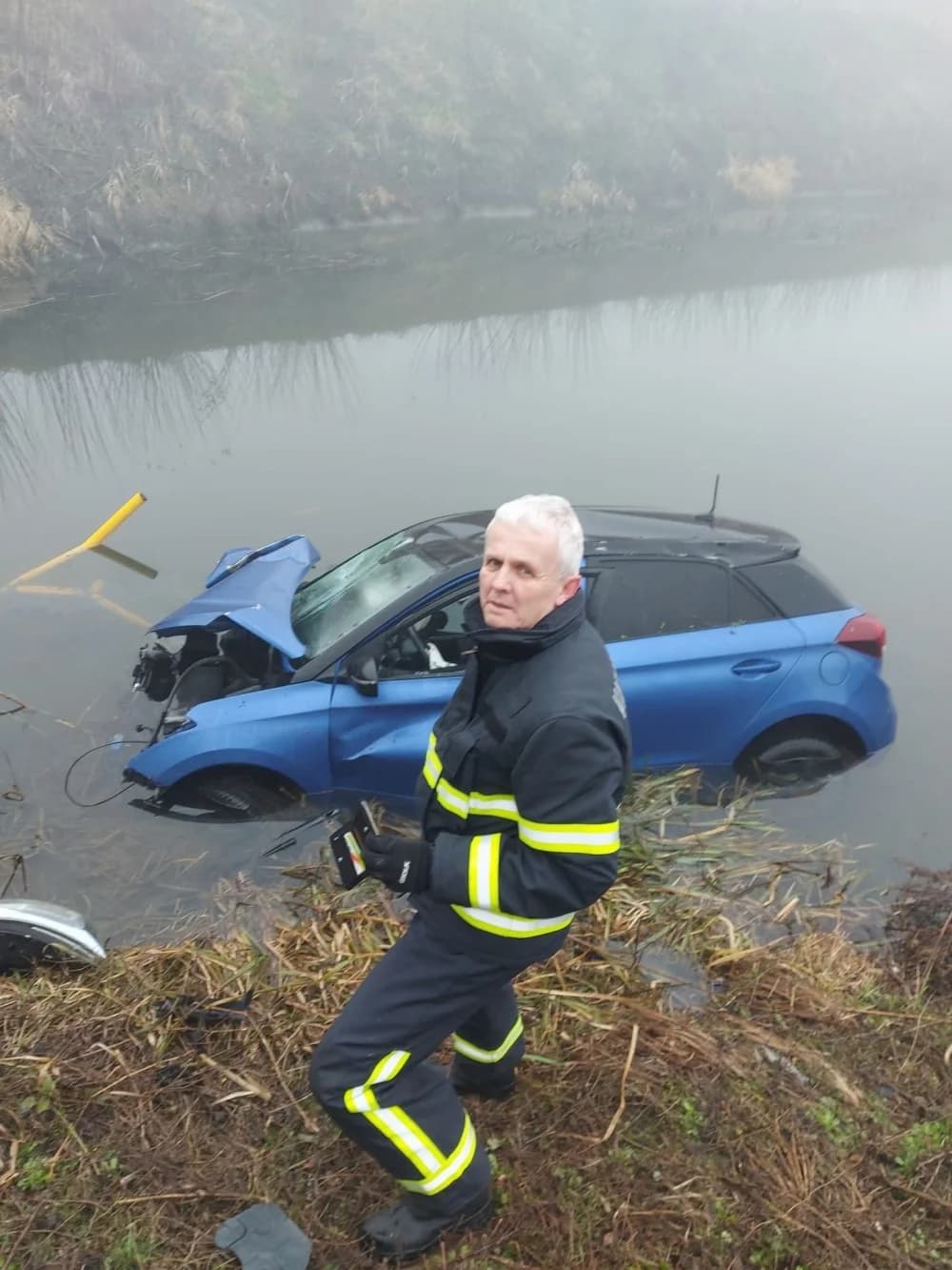 Nesvakidašnji prizor kraj Slavonskog Broda: Autom probio ogradu i sletio u kanal. ’Vozača su našli u kući’