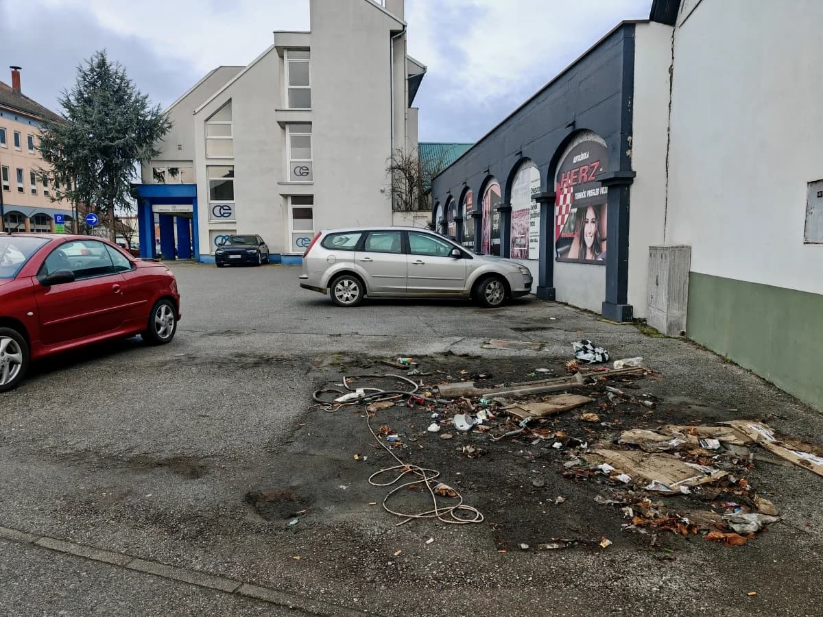 Ruglo u centru Požege: Kiosk maknut, ostaci nepočišćeni