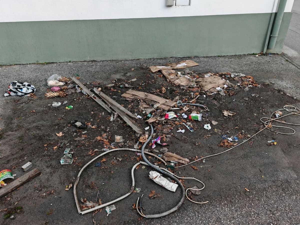Ruglo u centru Požege: Kiosk maknut, ostaci nepočišćeni