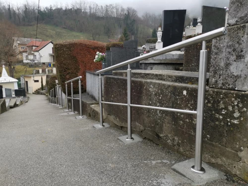 Postavljeni rukohvati na groblju sv. Elizabete