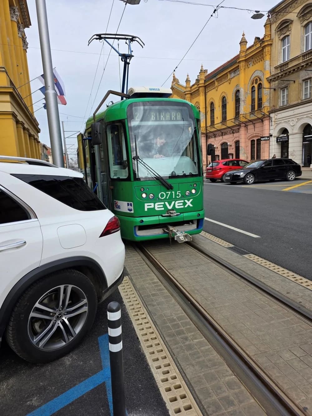Tramvaj u Osijeku zapeo zbog parkiranog mercedesa SDP-ove europarlamentarke Biljane Borzan