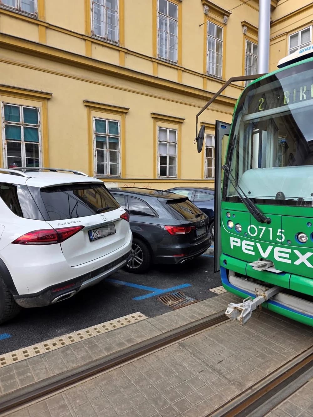 Tramvaj u Osijeku zapeo zbog parkiranog mercedesa SDP-ove europarlamentarke Biljane Borzan
