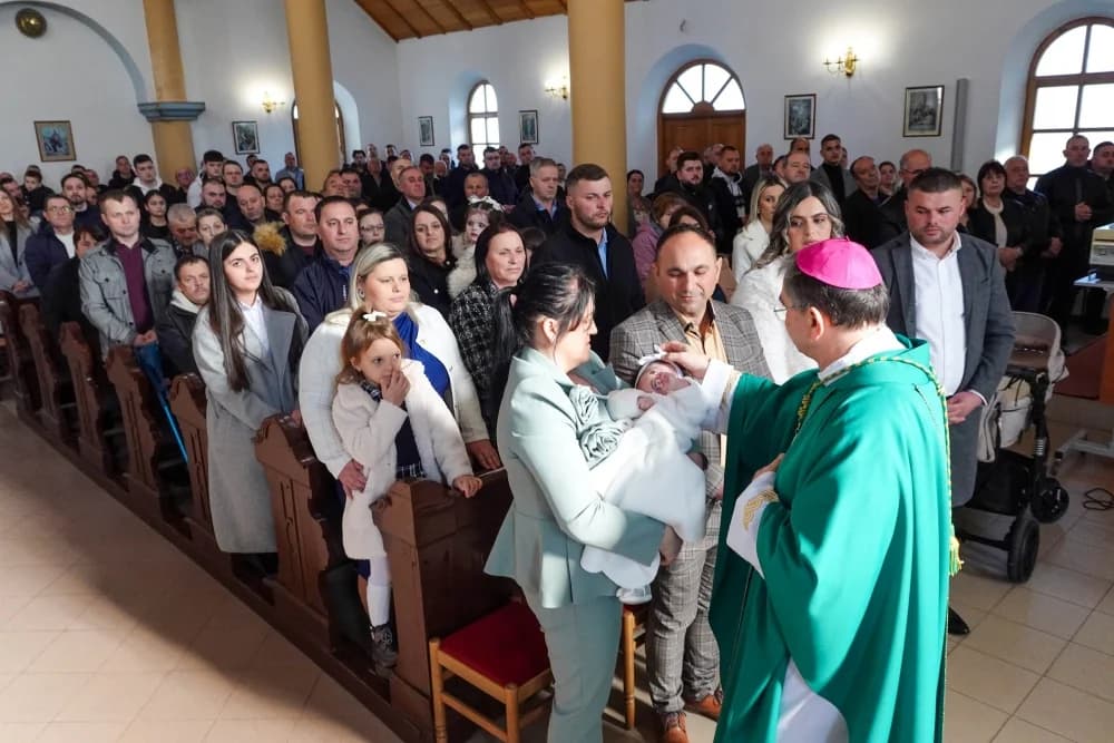 Krštenje šestog djeteta roditelja Jozić u Đulovcu