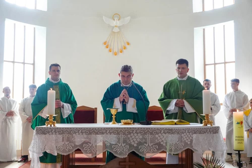 Krštenje šestog djeteta roditelja Jozić u Đulovcu