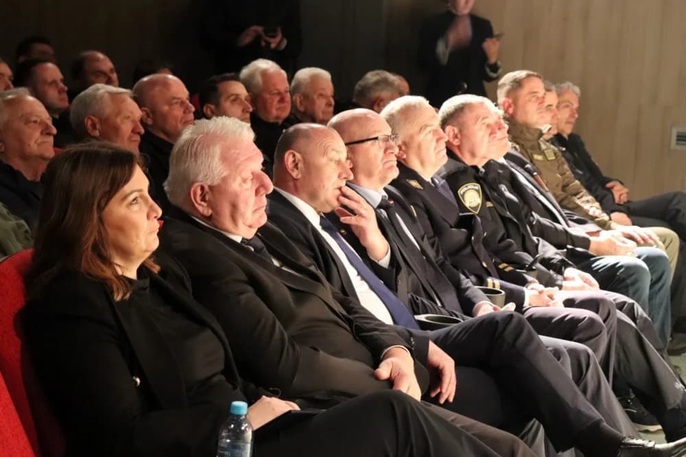 Ministar Medved uručio zahvalnice postrojbama za obranu Pakraca