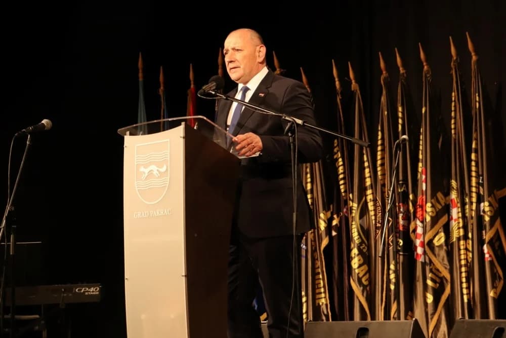 Ministar Medved uručio zahvalnice postrojbama za obranu Pakraca