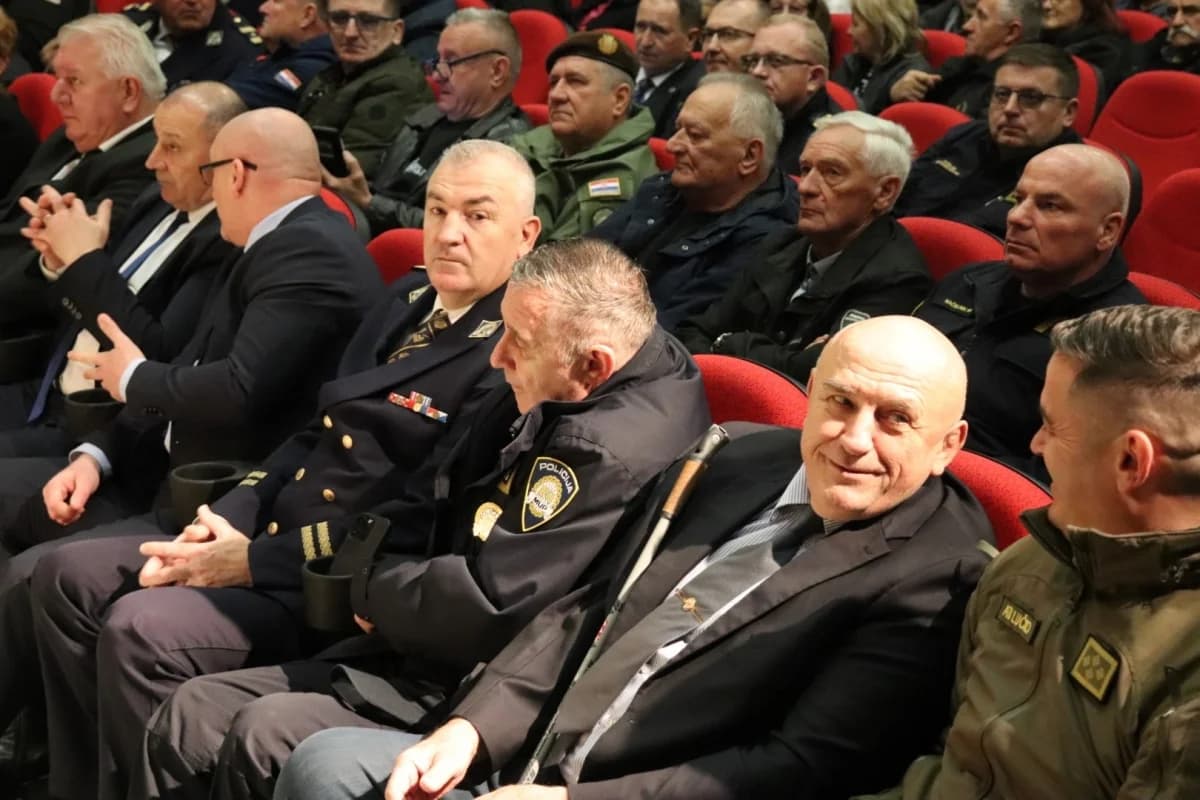 Ministar Medved uručio zahvalnice postrojbama za obranu Pakraca