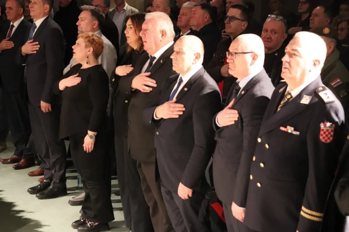 Ministar Medved uručio zahvalnice postrojbama za obranu Pakraca