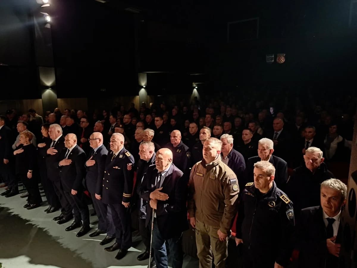 Ministar Medved uručio zahvalnice postrojbama za obranu Pakraca